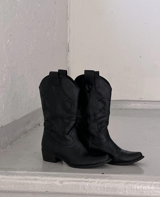 Cowboy boots - black with black stitching