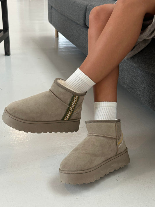 Teddy boot with plateau sole and braided detail - Light grey