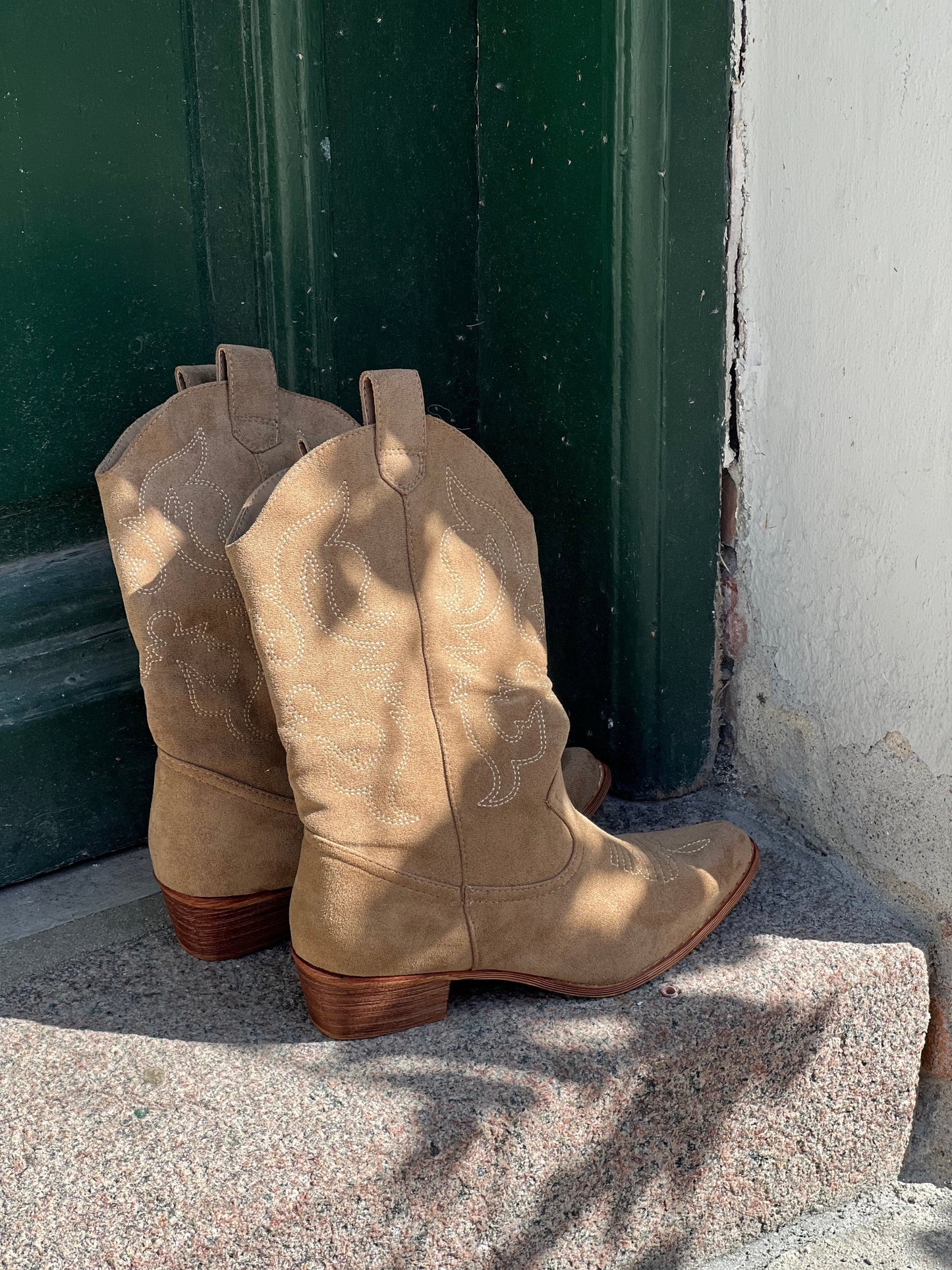 Cowboy boots in beige suede