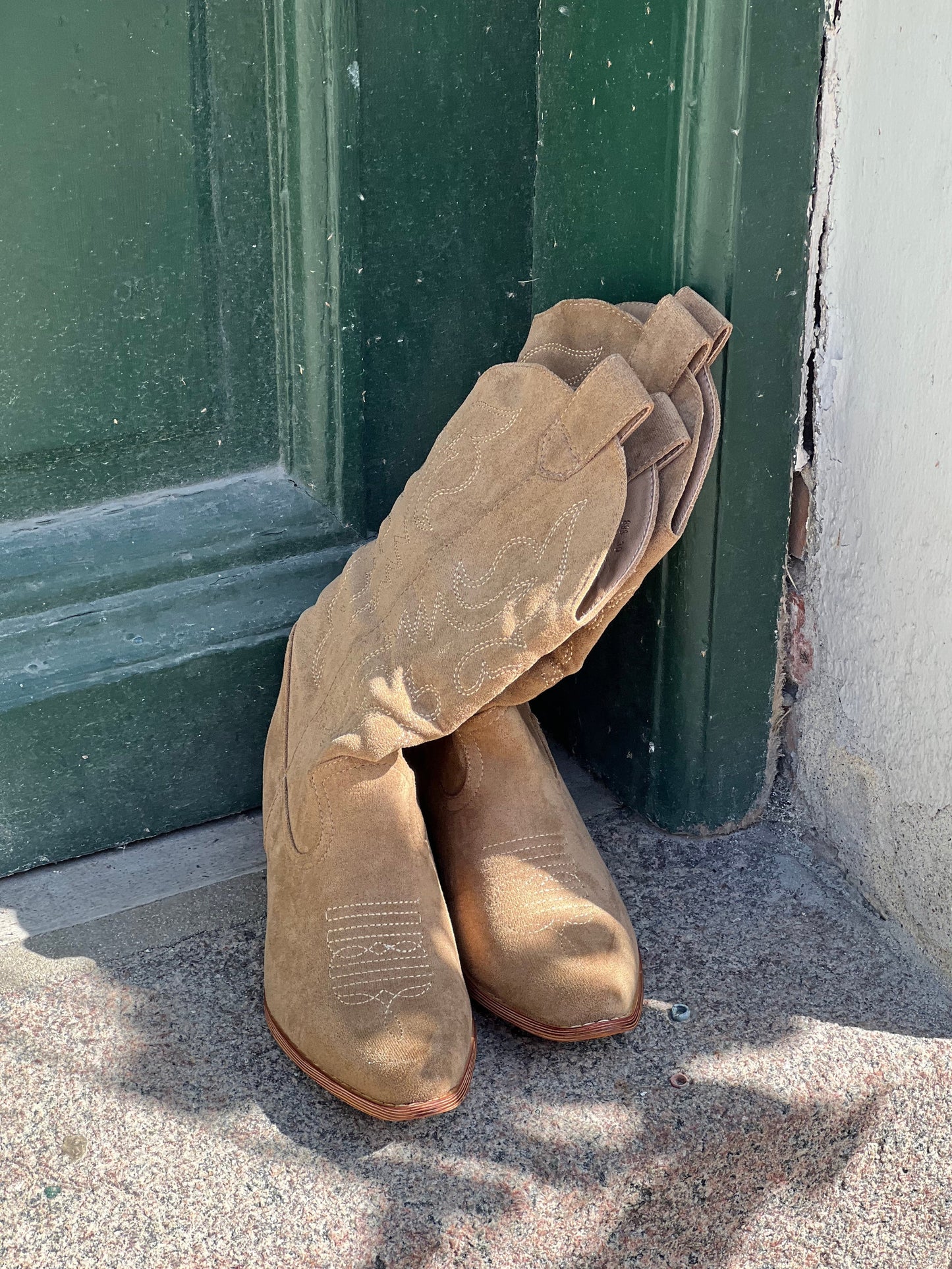 Cowboy boots in beige suede