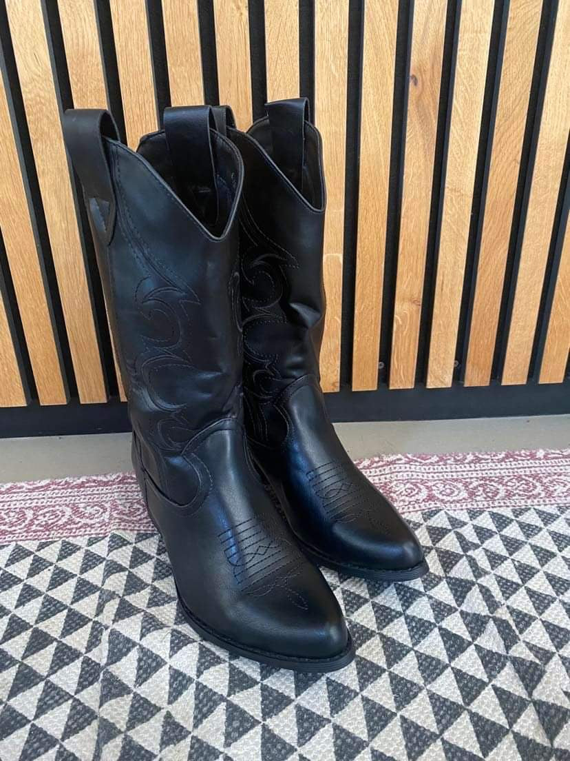 Cowboy boots - black with black stitching