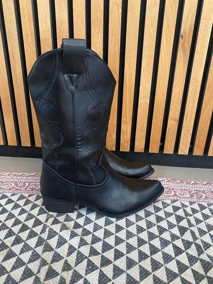 Cowboy boots - black with black stitching