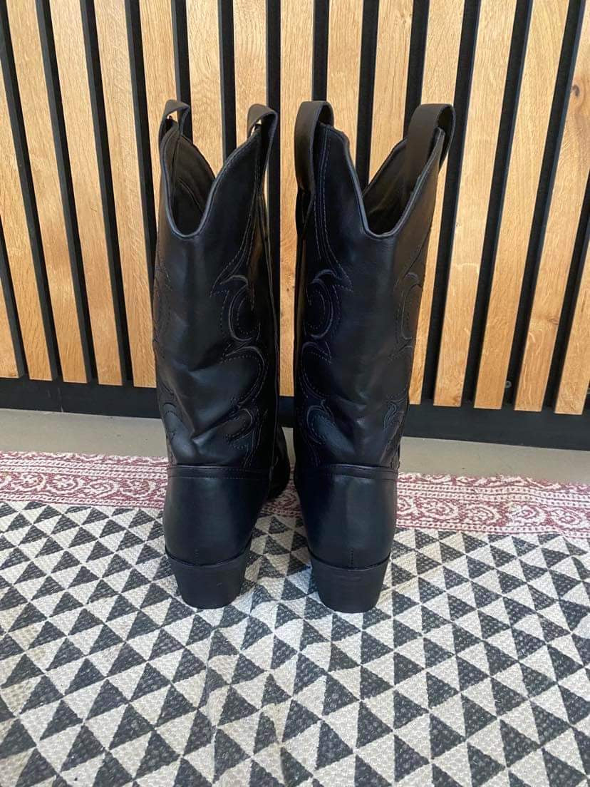 Cowboy boots - black with black stitching