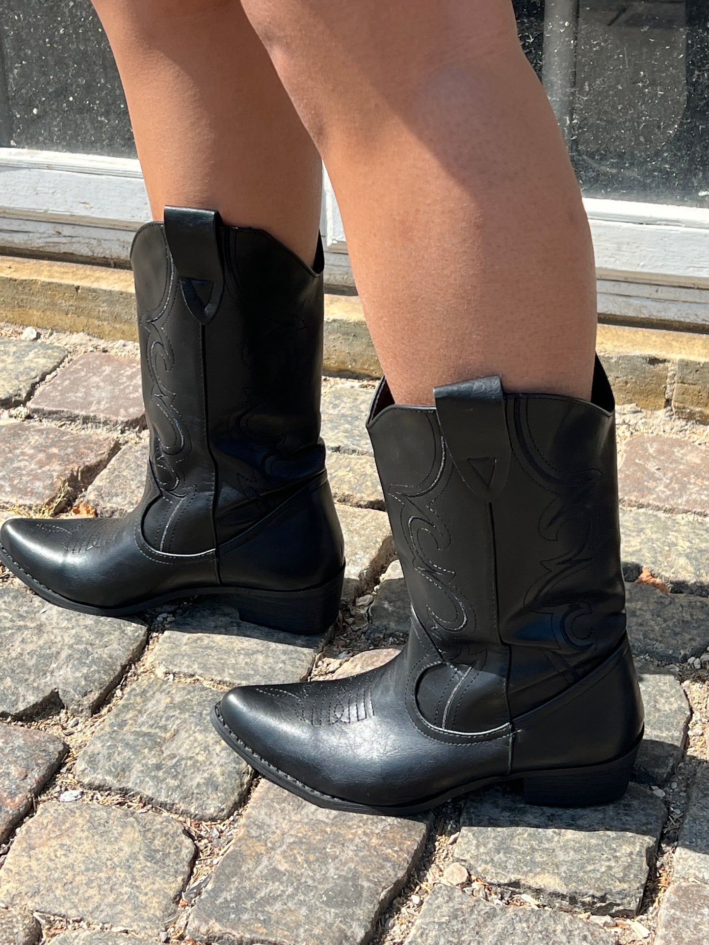 Cowboy boots - black with black stitching